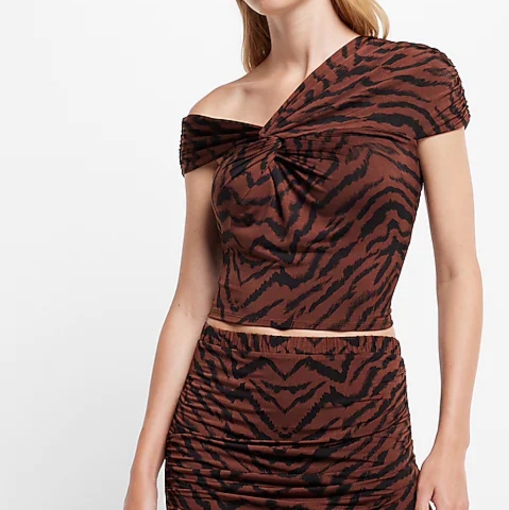 Body Contour Compression Silky Animal Print Twist One Shoulder Cropped Tee - Picture 8 of 8